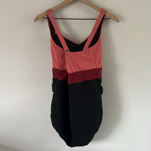 Bloomchic Contrast Twist Front Tummy-Control One Piece Swimsuit - Picture 5 of 6